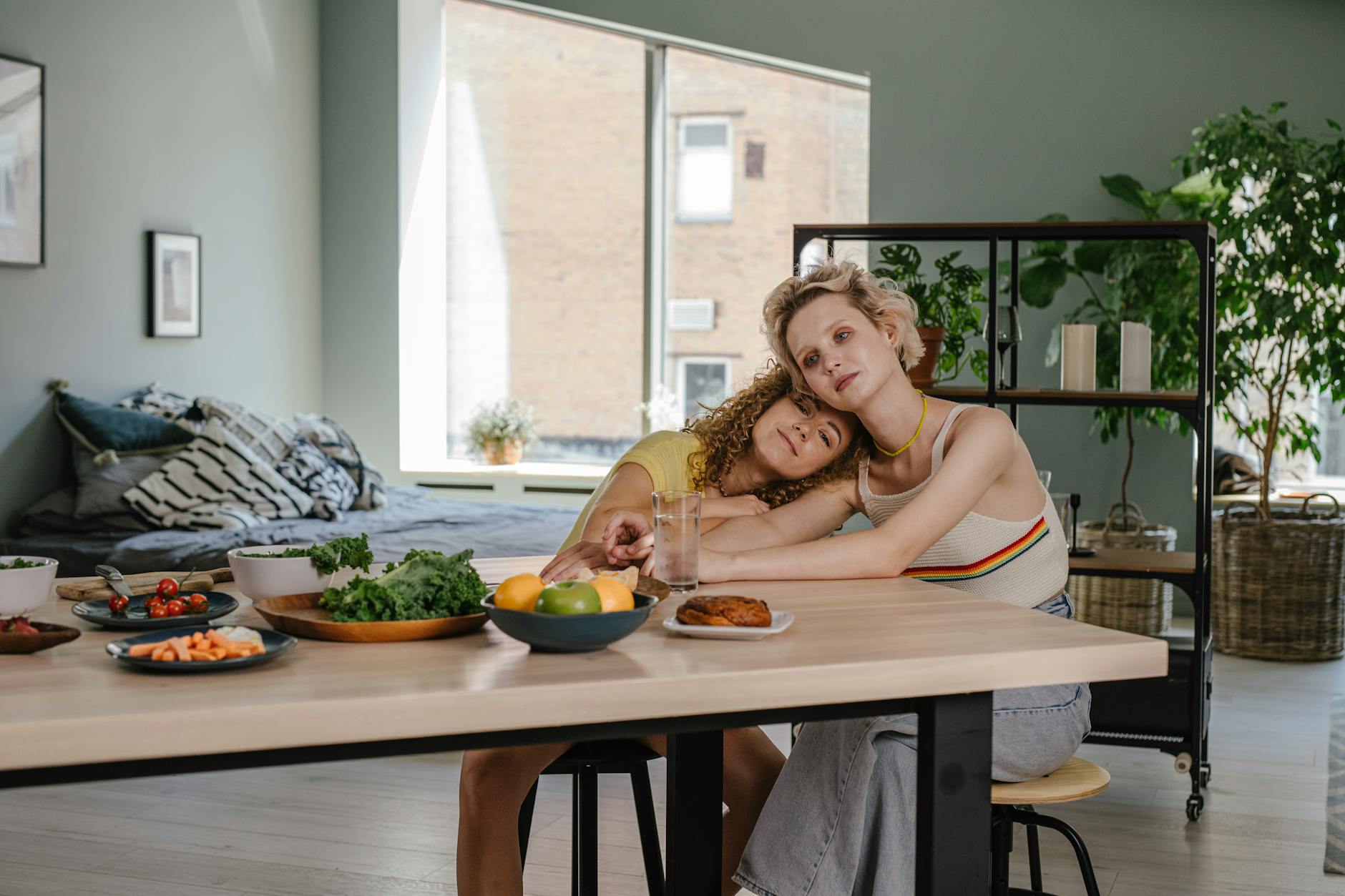 Para przy stole w apartamencie, przygotowuje wspólny posiłek