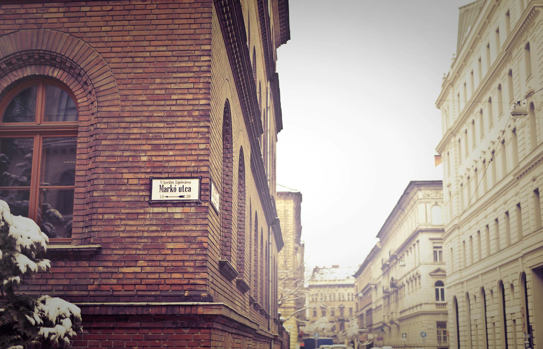 Weekend w Budapeszcie krok po kroku: plan zwiedzania, mapy, ceny i praktyczne wskazówki Ceglaste kamienice przy ulicy Markó w Budapeszcie