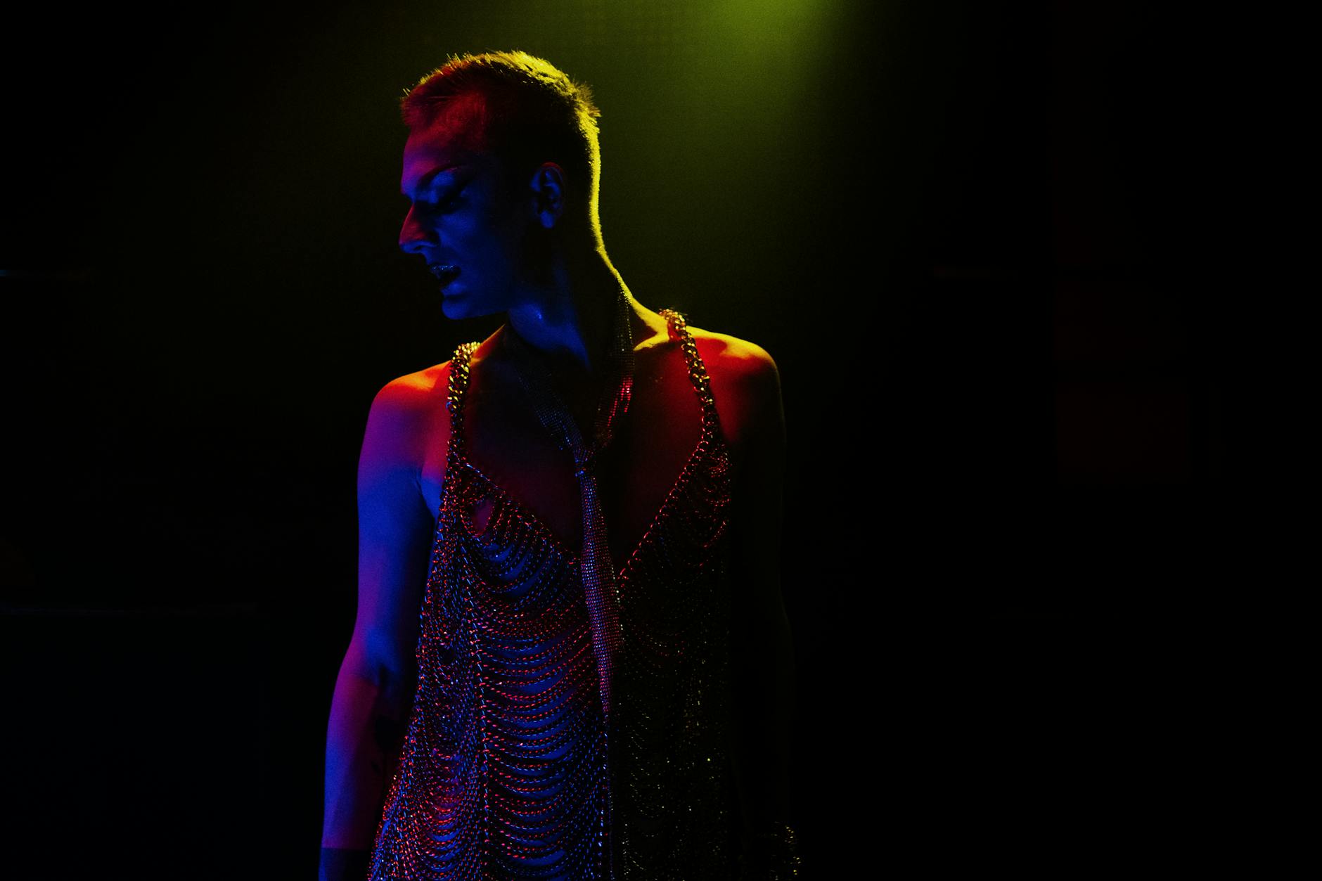 Drag queen na scenie w kolorowych światłach klubu nocnego