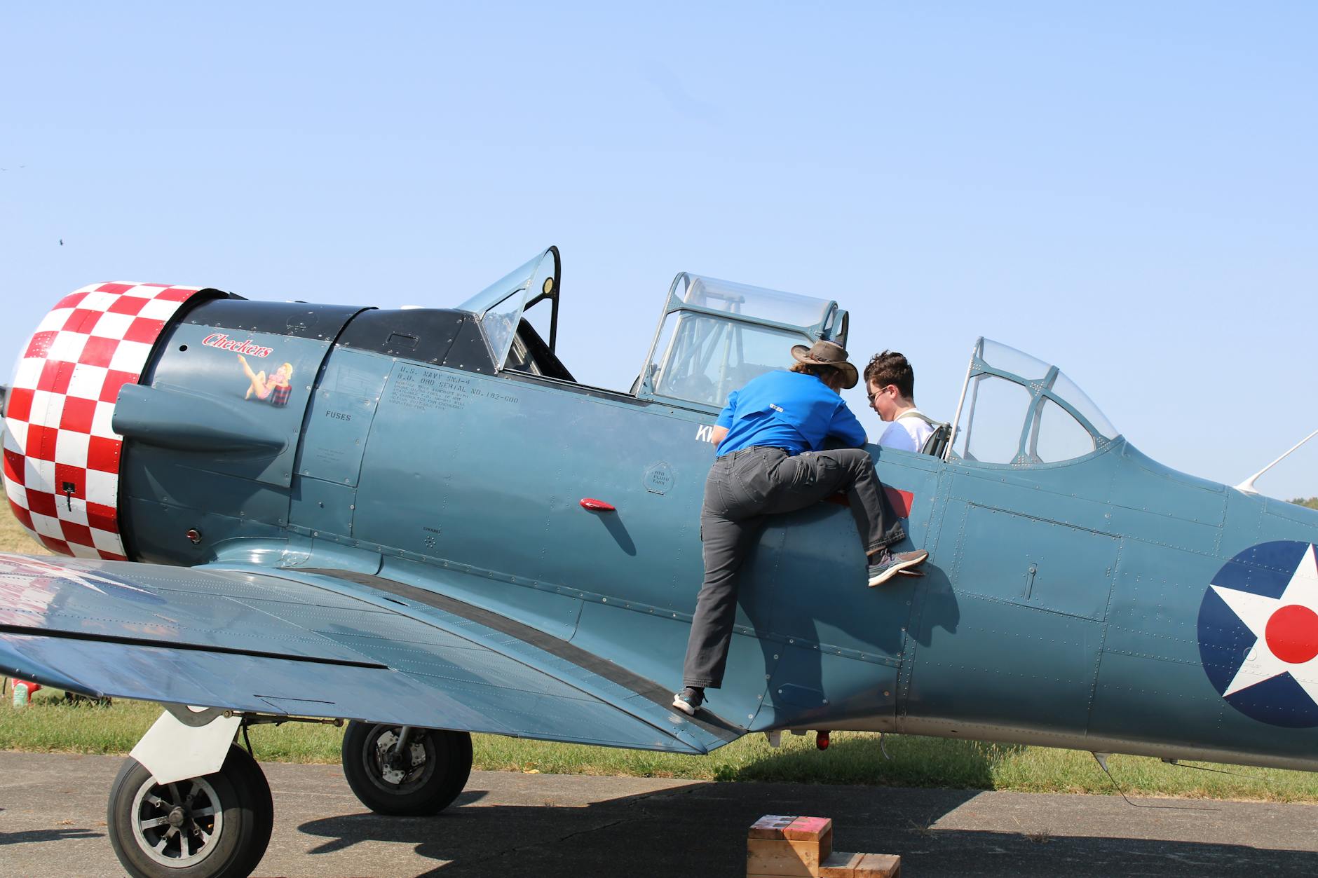 Dwóch pilotów przy samolocie T-6 Texan szykujących się do lotu