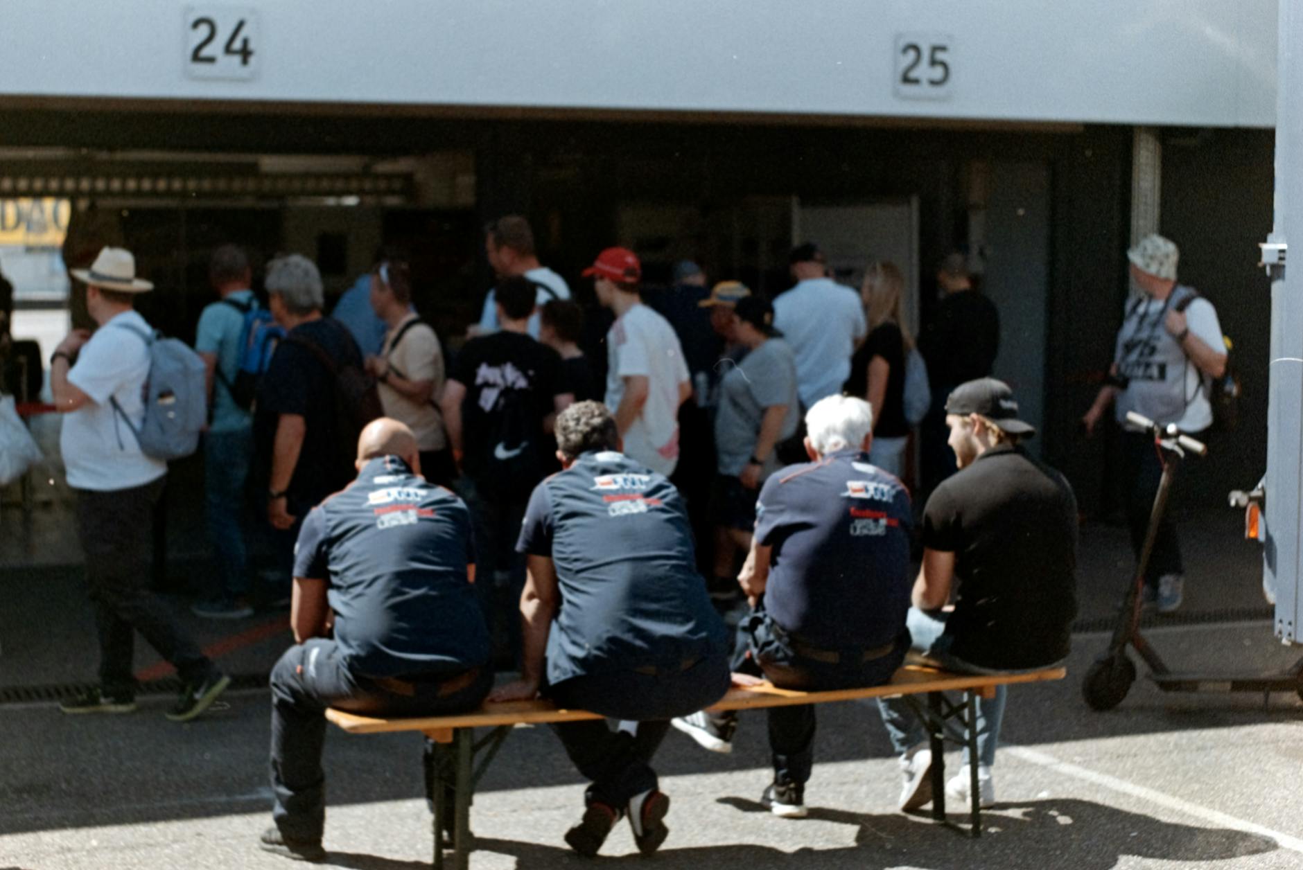 Ludzie czekający w kolejce przed wejściem na wydarzenie w dzień