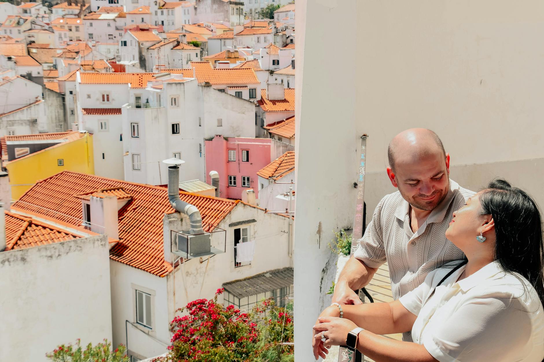 Para obejmuje się z widokiem na kolorowe dachy Lizbony
