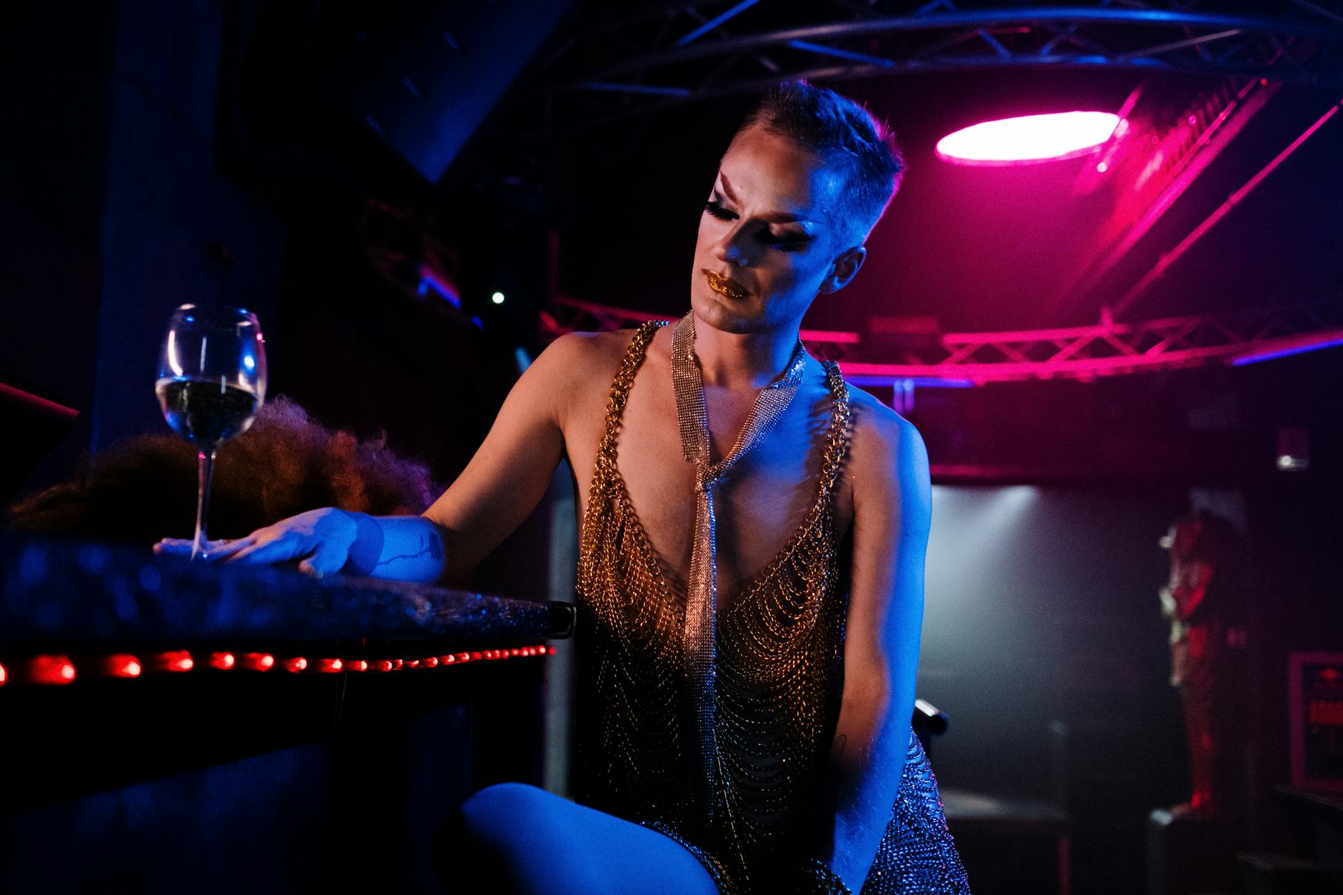 Drag queen w efektownym stroju pozuje w berlińskim klubie nocnym