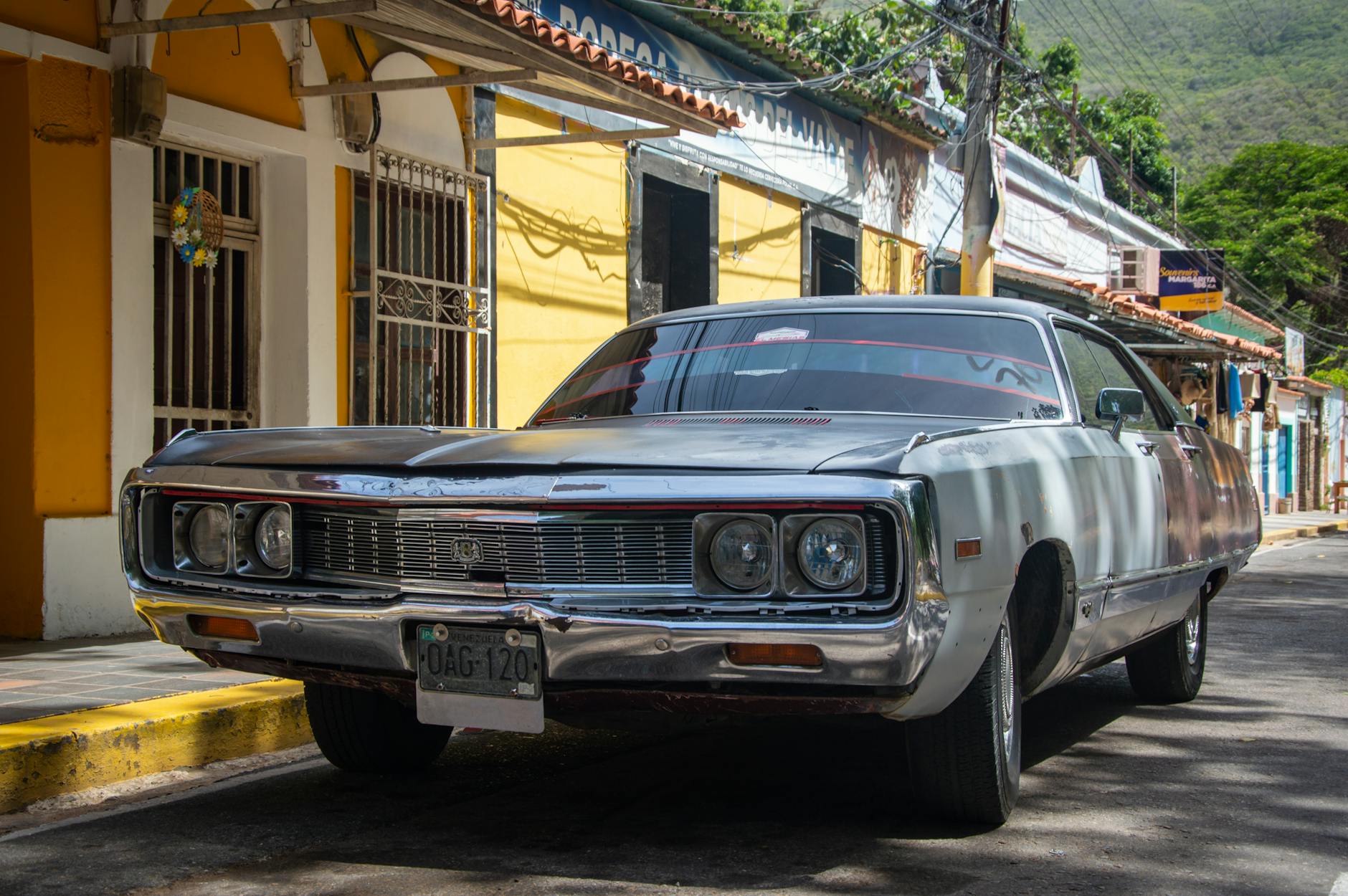 Klasyczny Chrysler New Yorker na słonecznej ulicy w retro zabudowie