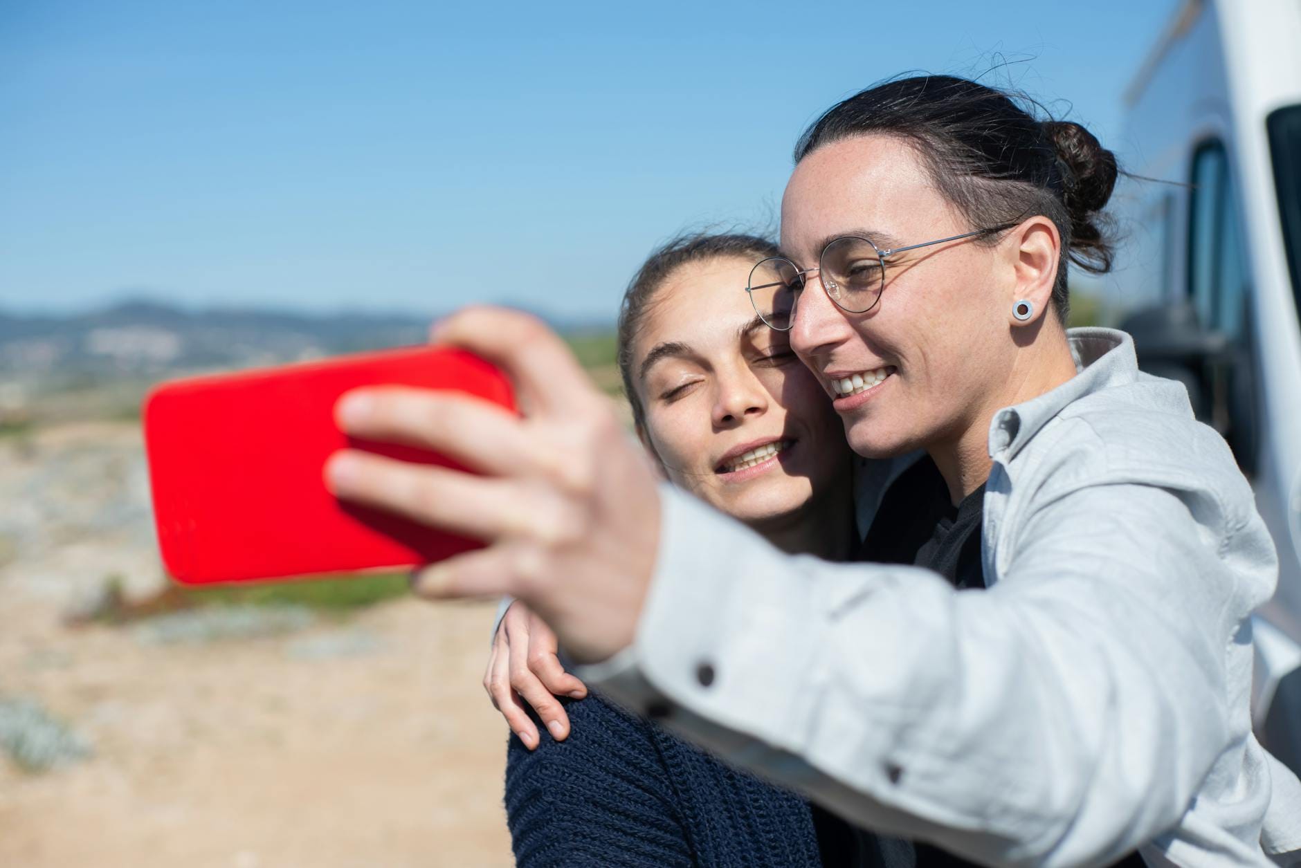 Radosna para LGBT robi selfie na wspólnej podróży na świeżym powietrzu