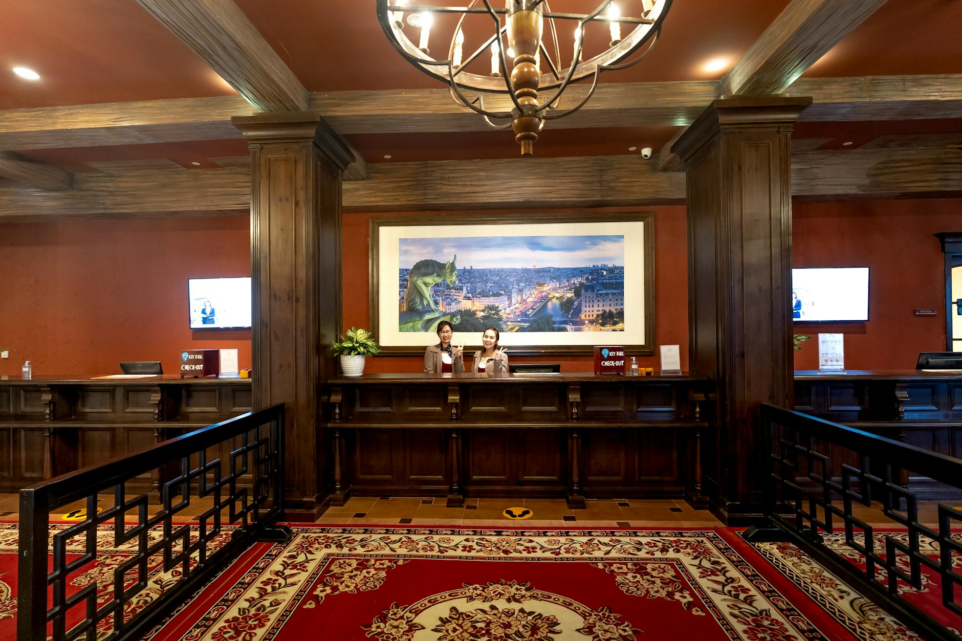 Recepcja eleganckiego hotelu przyjaznego osobom LGBT