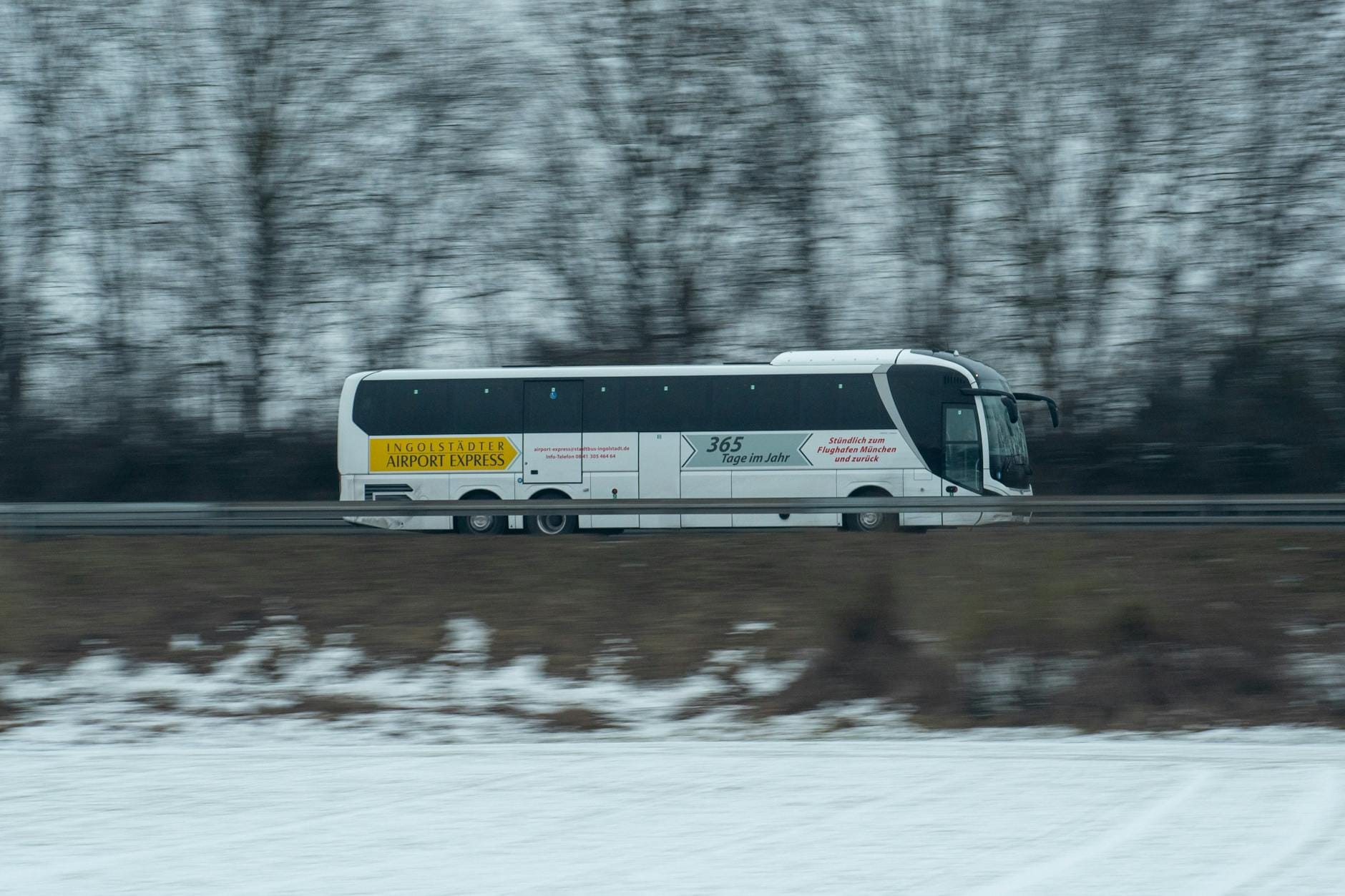 Autobus Ingolstadt Airport Express jedzie szybko przez zaśnieżony krajobraz