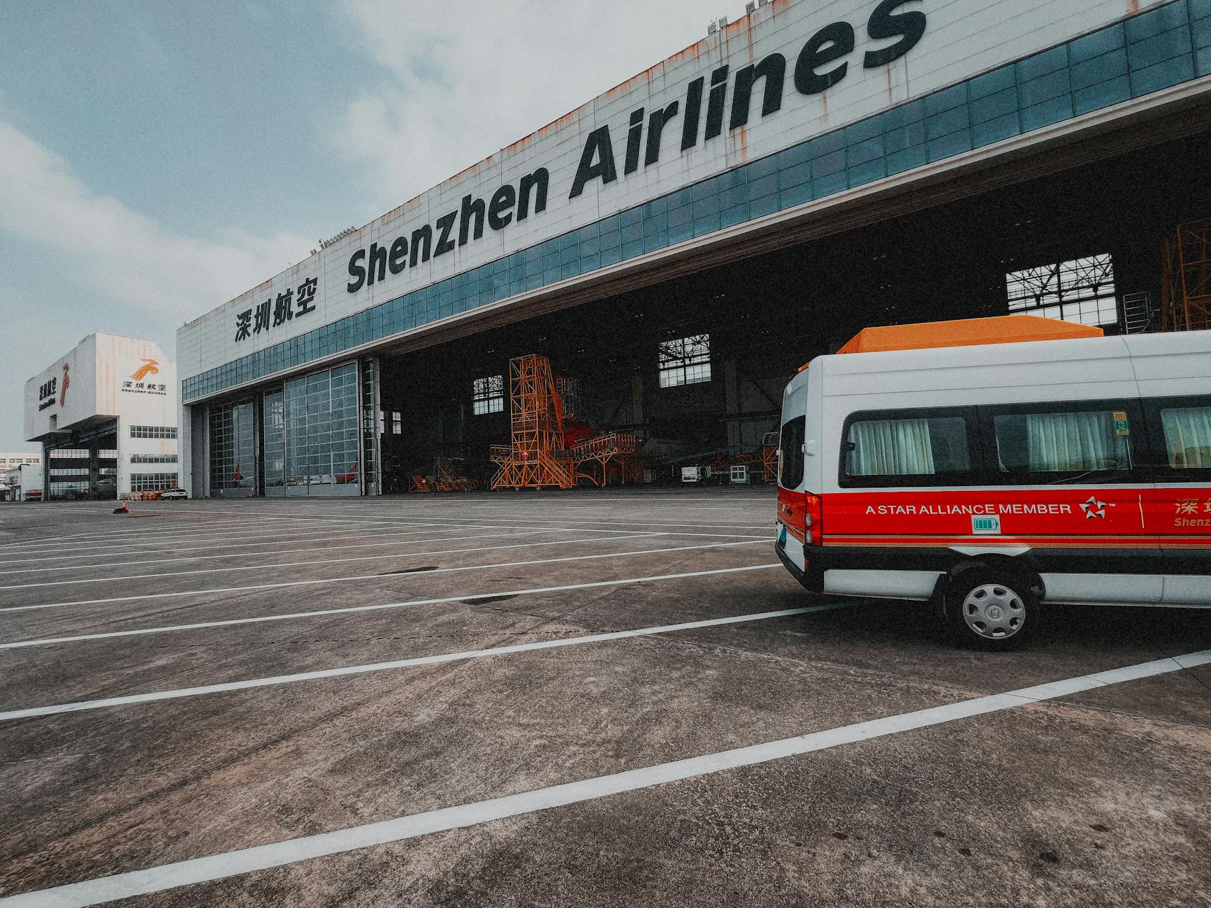 Bus przy hangarze Shenzhen Airlines jako element infrastruktury lotniskowej