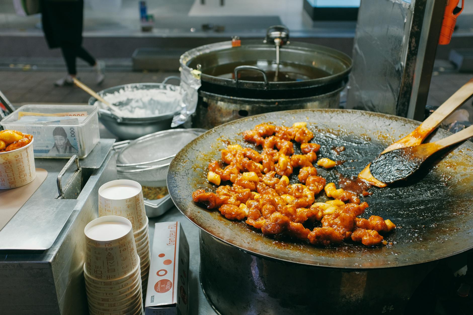 Smażące się koreańskie street food na ulicznym straganie w Seulu