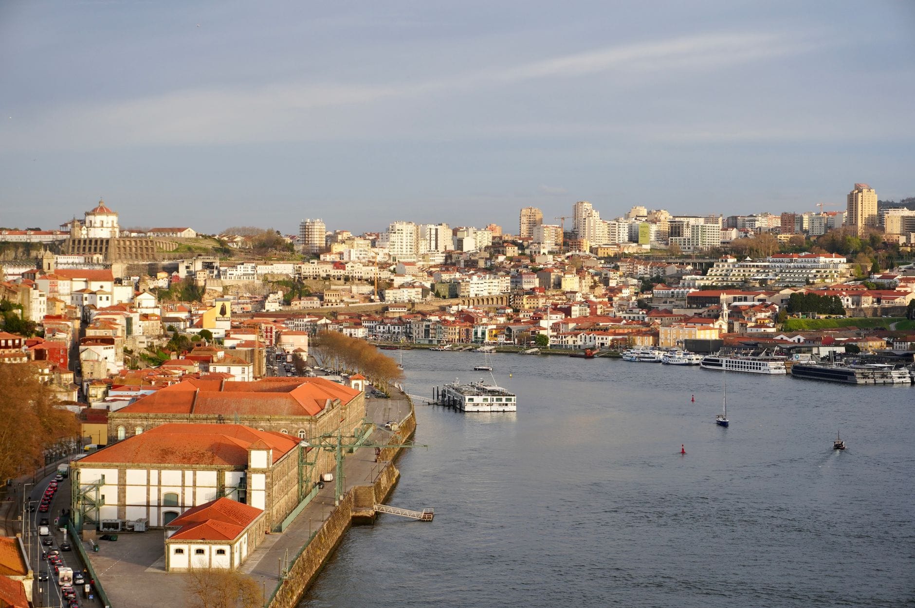 Widok z lotu ptaka na dzielnicę Ribeira i rzekę Douro w Porto