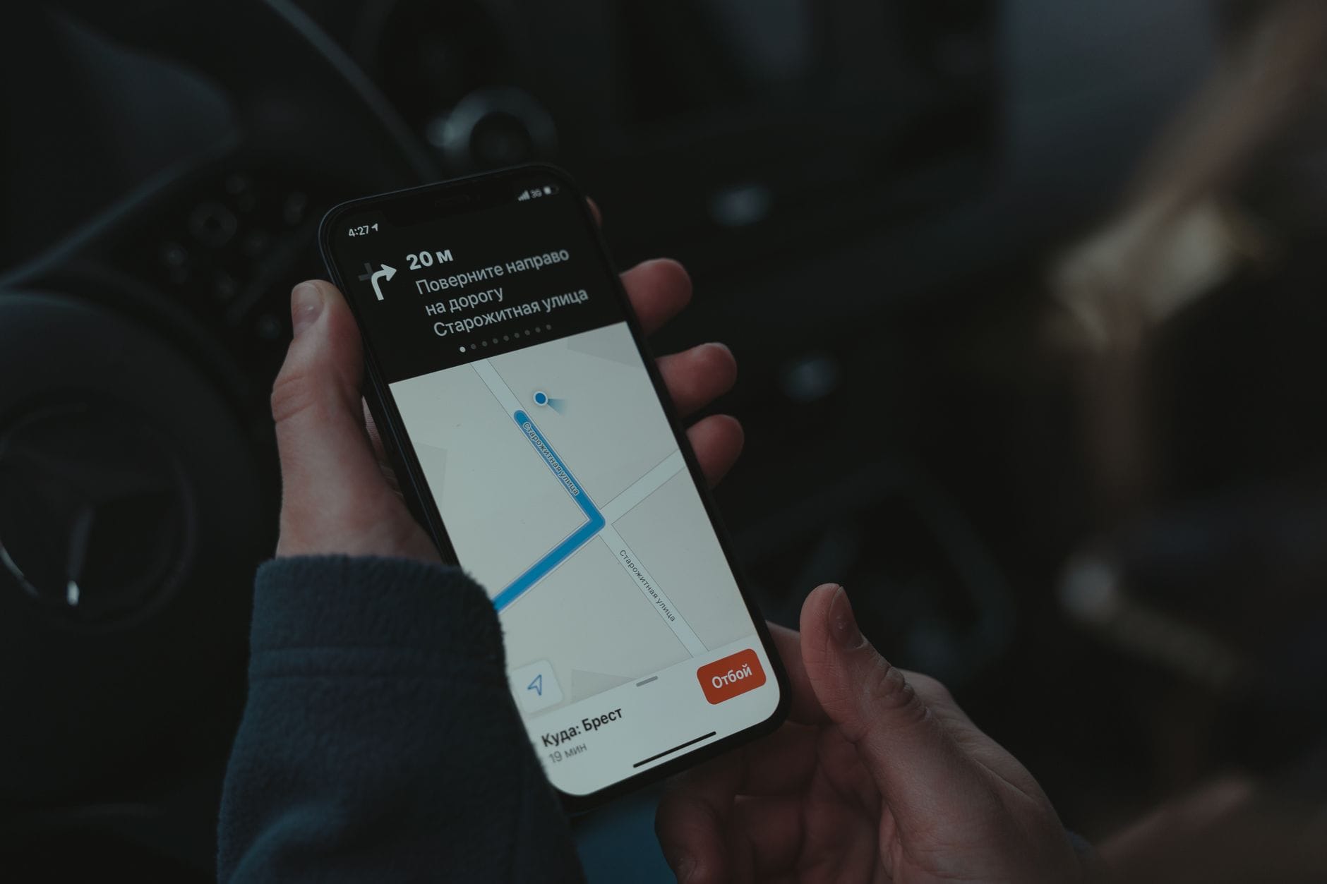 Smartfon z nawigacją w samochodzie podczas podróży między krajami