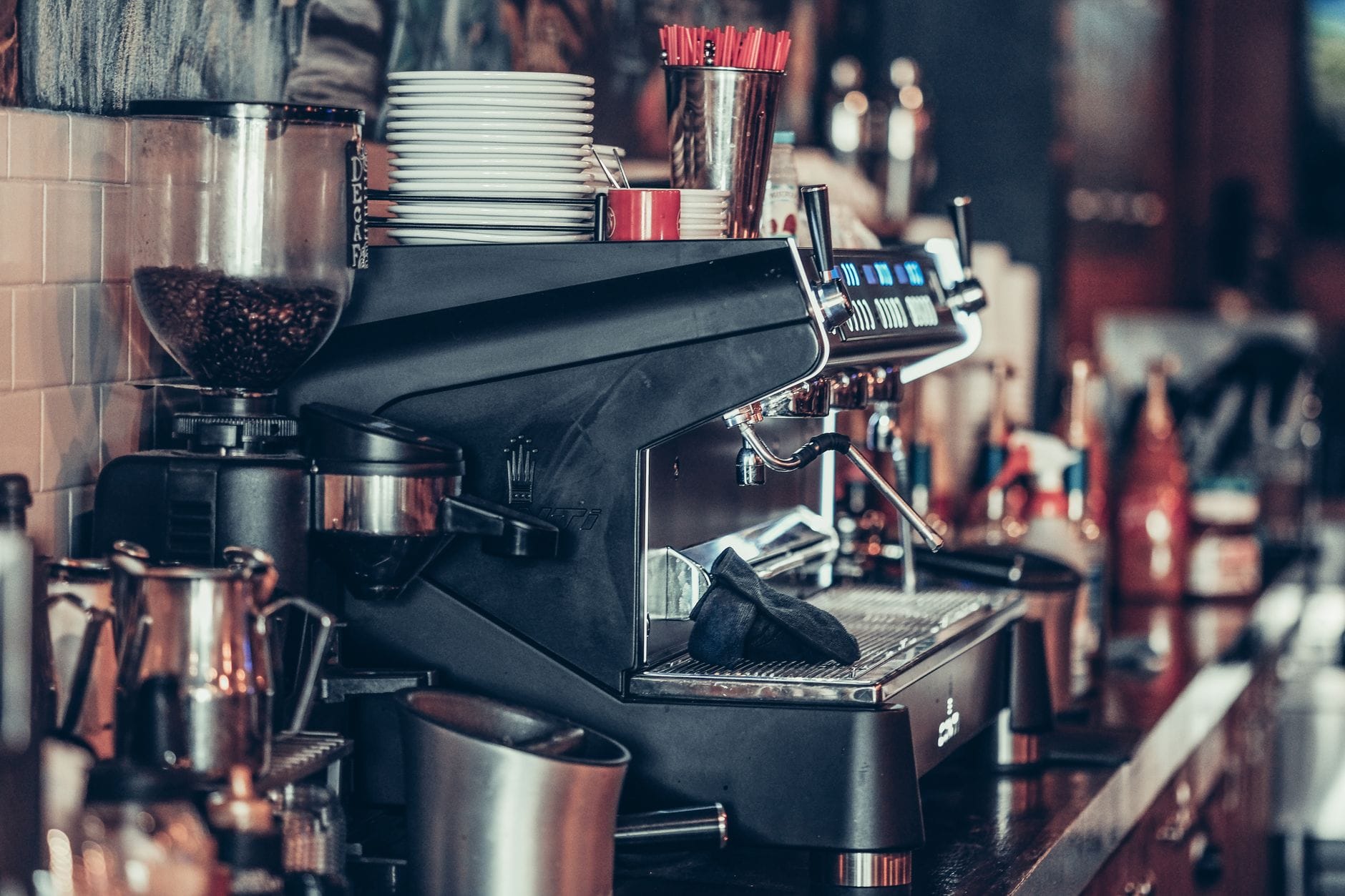 Nowoczesny bar kawowy z ekspresem ciśnieniowym i akcesoriami
