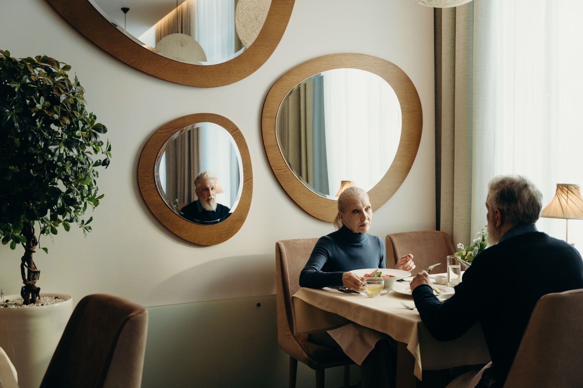 Kraków w wersji premium: hotele, restauracje i eleganckie miejscówki na randkę Starsza para je kolację w eleganckiej, nastrojowej restauracji