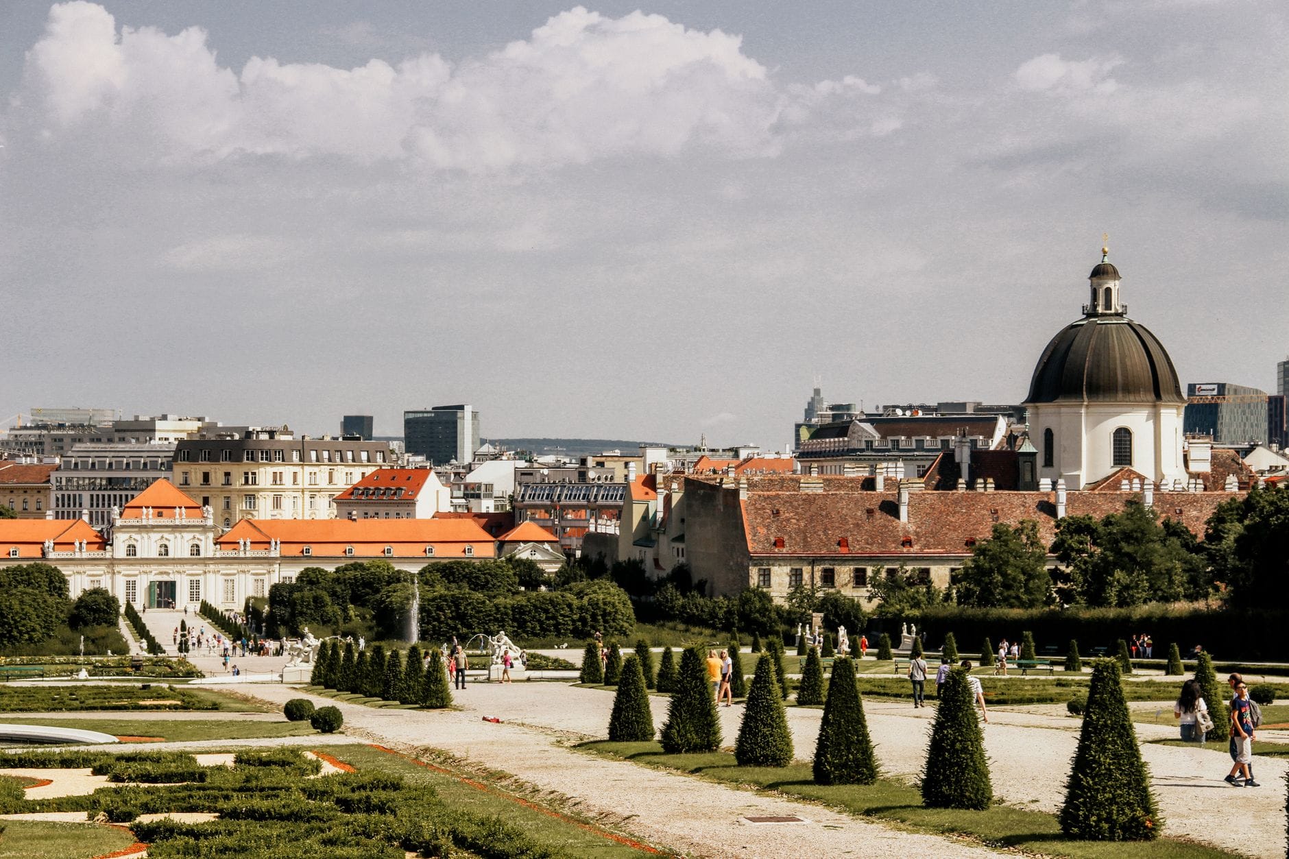 Zabytkowa zabudowa Wiednia z dużą kopułą otoczona zielonym ogrodem