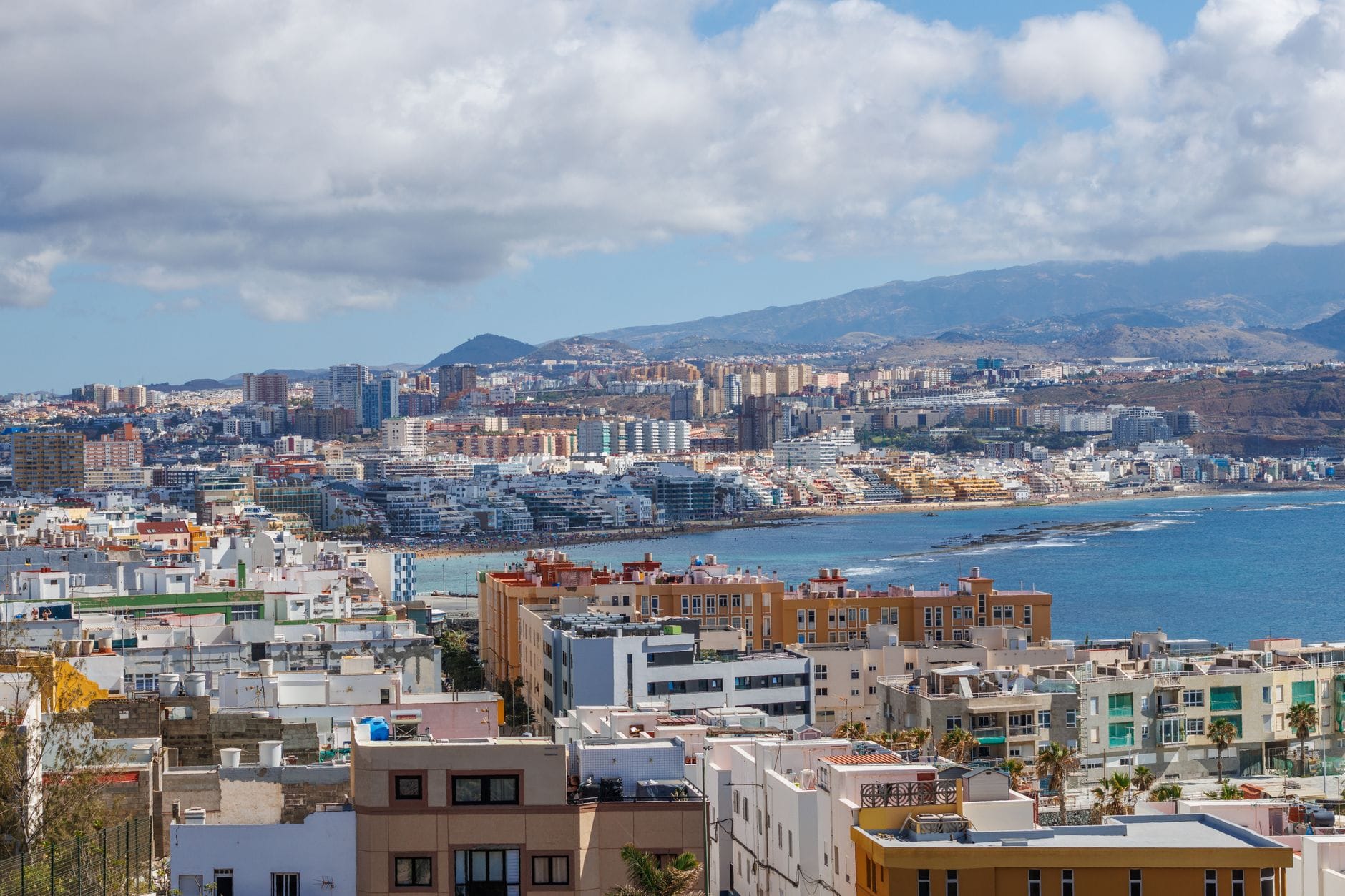 Panorama Las Palmas de Gran Canaria z wybrzeżem w słoneczny dzień